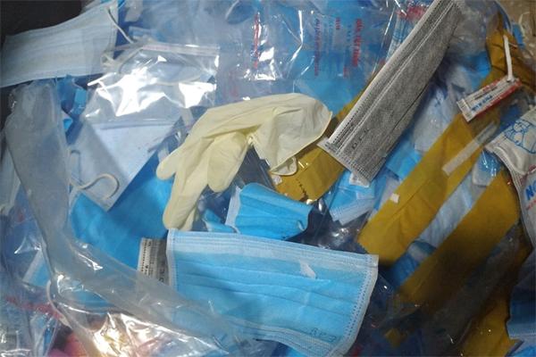 Phát hiện đối tượng thu gom 2 tấn khẩu trang y tế đã qua sử dụng tại TP.HCM-1