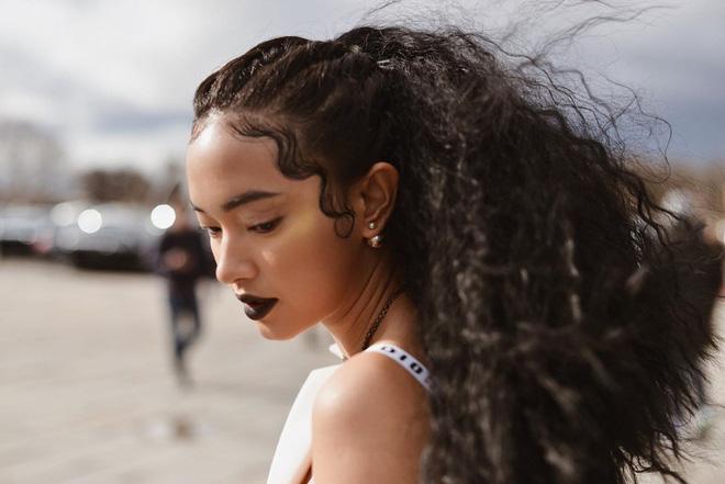 SAO MAKE OVER: Lâm Khánh Chi trang điểm như dọa ma - Lông mày của Miu Lê đâu rồi?-5