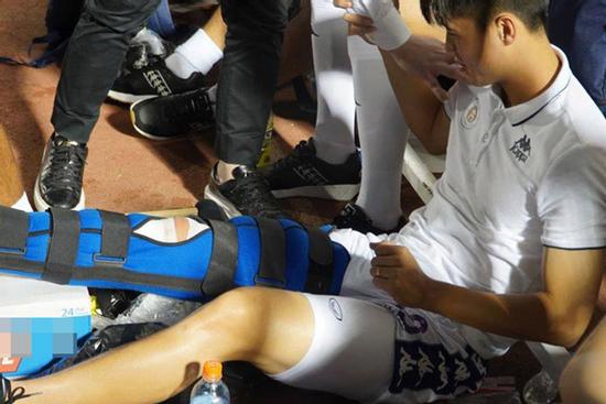 Duy Mạnh đứt dây chằng chéo, nghỉ 6-8 tháng