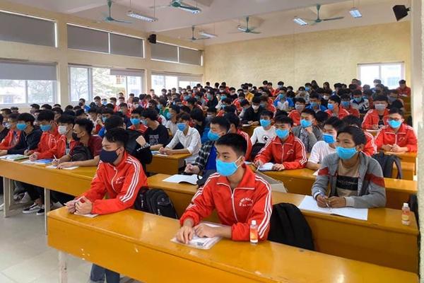 Ngay ngày đầu đi học, 1 học sinh ở Hậu Giang sốt - ho làm cả lớp phải nghỉ học-1