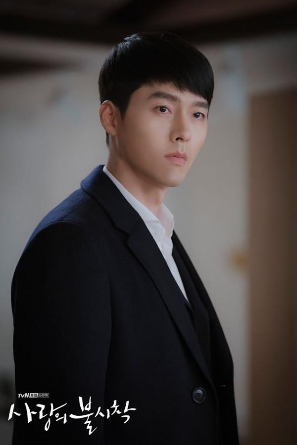 Chàng trung úy biến từng thước phim thành những bức họa bằng visual đỉnh cao, thần thái nam tính khi khoác lên mình bộ quân phục, quyến rũ khi vận đồ vest lạc bước giữa vùng đất Nam Hàn hiện đại.