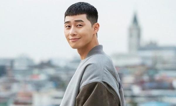 Không còn là chàng phó chủ tịch hào hoa trong "Thư ký Kim sao thế?", nam diễn viên trở thành Park Sae Ro Yi - một cựu tù ấp ủ ước mơ mở một nhà hàng ở khu Itaewon và đối đầu với những thế lực giàu có. Không phải kiểu người thông minh nhưng Park Sae Ro Yi lại khiến khán giả khâm phục bằng tính cách ngay thẳng, sống chân thật và hết lòng vì bạn bè.