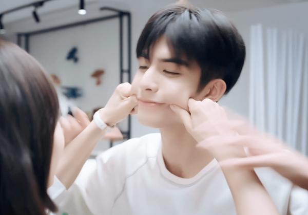 Em trai Nguyên Tống là một đại cao thủ tán gái và cậu đã chinh phục thành công "gái ế" Hạ Phồn Tinh (Tống Thiến). Vẻ đẹp không góc chết, vừa dễ thương vừa nam tính của Nguyên Tống đã khiến các chị em "mê như điếu đổ".