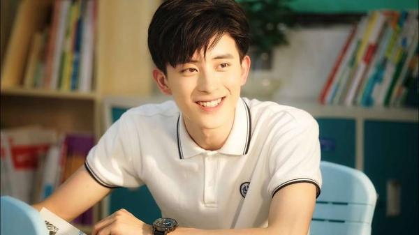 "Thời Gian Và Em Đều Thật Ngọt Ngào" đang là bộ phim thanh xuân vườn trường gây chú ý với kịch bản tình cảm ngọt ngào cùng dàn diễn viên trẻ đẹp. Trong đó nam phụ Trương Hạo Thiên do Ngao Thụy Bằng đóng là được các chị em mê mẩn hơn cả.