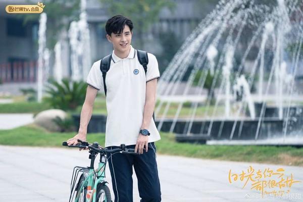 Ngao Ngụy Bằng sinh năm 1995 ở Trùng Khánh, là nam người mẫu triển vọng với chiều cao 1m93. Nam diễn viên trẻ mang đến cảm giác của cậu bạn hotboy thân thiện, gần gũi mà ai cũng yêu mến muốn lại gần để được yêu thương.