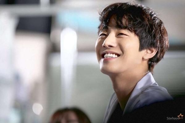 Nam diễn viên cao 1,87m, sở hữu đôi chân dài và khuôn mặt hao hao Nam Joo Hyuk. Khi khoác lên mình bộ đồ bác sĩ, Ahn Hyo Seop biến thành bác sĩ Seo Woo Jin nhiệt huyết, hết lòng vì người bệnh.