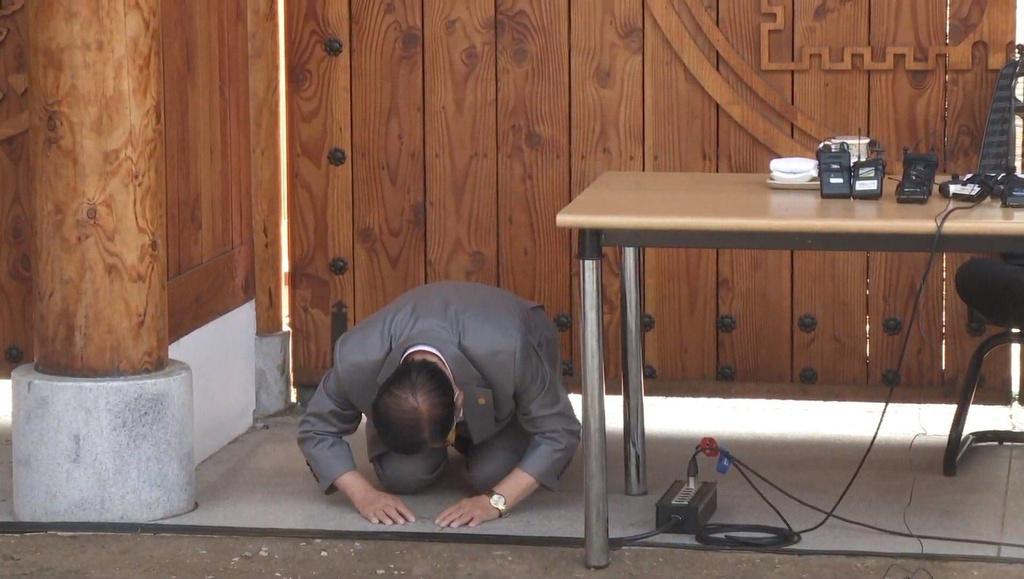 Hàn Quốc: Giáo chủ Tân Thiên Địa quỳ gối, dập đầu xin lỗi người dân vì làm lây lan virus corona-1