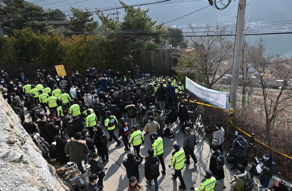 Hàn Quốc: Giáo chủ Tân Thiên Địa quỳ gối, dập đầu xin lỗi người dân vì làm lây lan virus corona-2