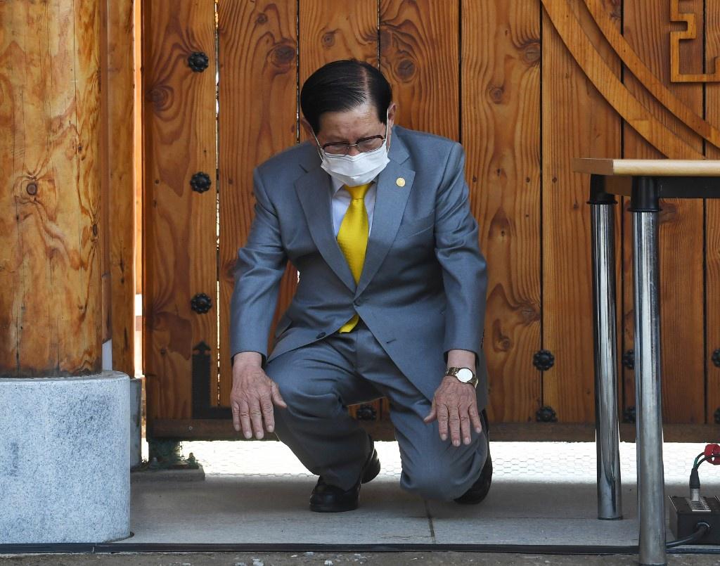 Hàn Quốc: Giáo chủ Tân Thiên Địa quỳ gối, dập đầu xin lỗi người dân vì làm lây lan virus corona-4