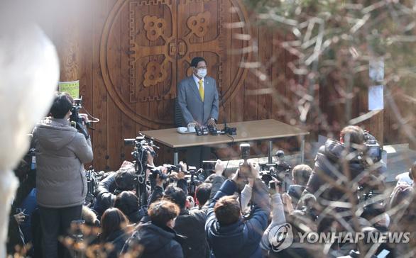 Hàn Quốc: Giáo chủ Tân Thiên Địa quỳ gối, dập đầu xin lỗi người dân vì làm lây lan virus corona-5