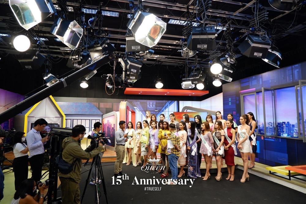 Hoài Sa nổi bật với áo dài tím, kế bên là đương kim hoa hậu ăn mặc thảm họa chẳng giống ai-6