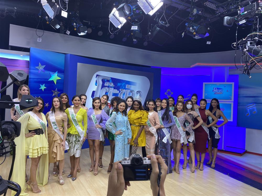 Hoài Sa nổi bật với áo dài tím, kế bên là đương kim hoa hậu ăn mặc thảm họa chẳng giống ai-5