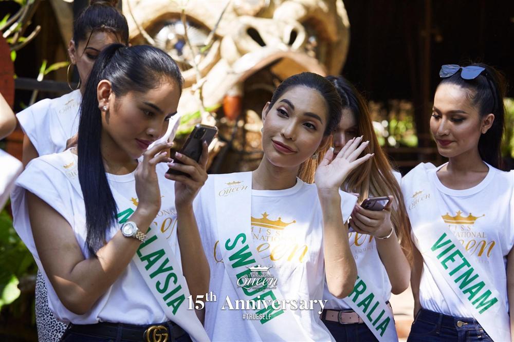 Hoài Sa nổi bật với áo dài tím, kế bên là đương kim hoa hậu ăn mặc thảm họa chẳng giống ai-11