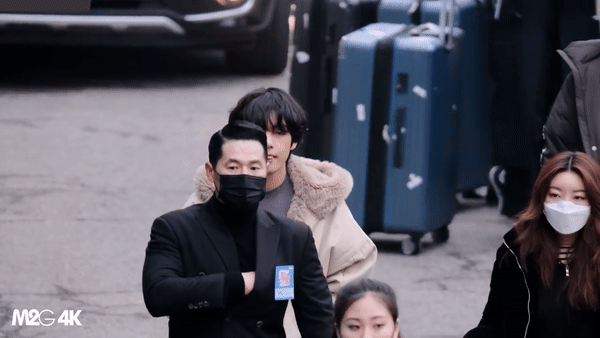 V (BTS) gây tranh cãi vì mải thả dáng mà quên đeo khẩu trang giữa mùa dịch Covid-19 đang bùng phát tại Hàn Quốc-2