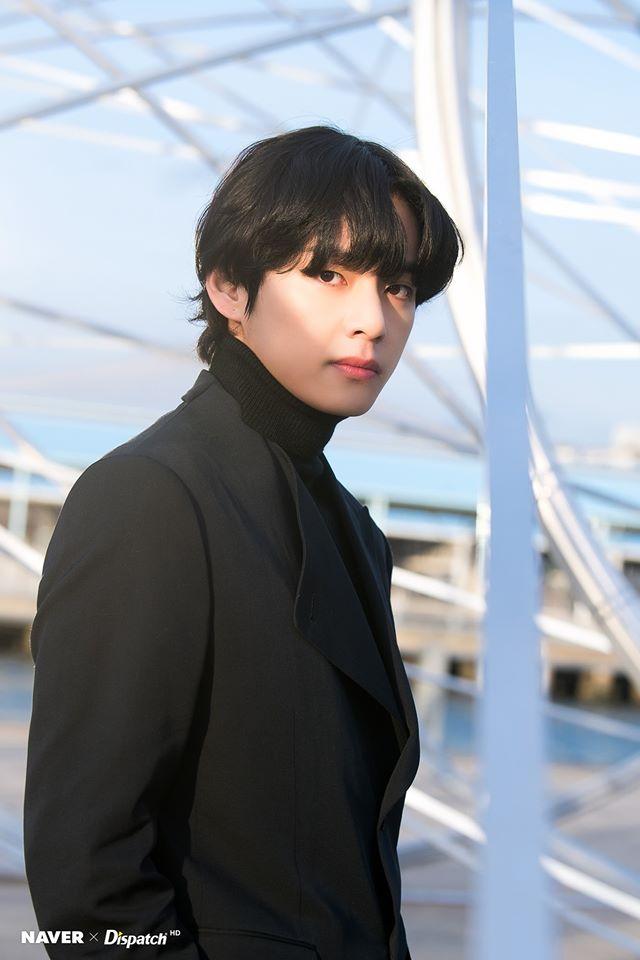 V (BTS) gây tranh cãi vì mải thả dáng mà quên đeo khẩu trang giữa mùa dịch Covid-19 đang bùng phát tại Hàn Quốc-5