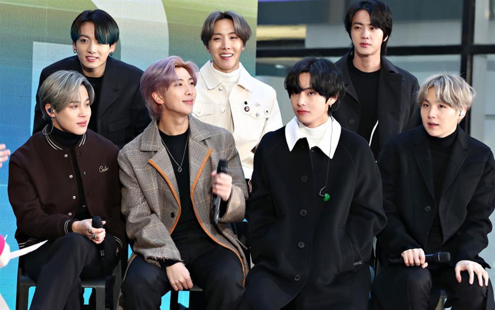 V (BTS) gây tranh cãi vì mải thả dáng mà quên đeo khẩu trang giữa mùa dịch Covid-19 đang bùng phát tại Hàn Quốc-1