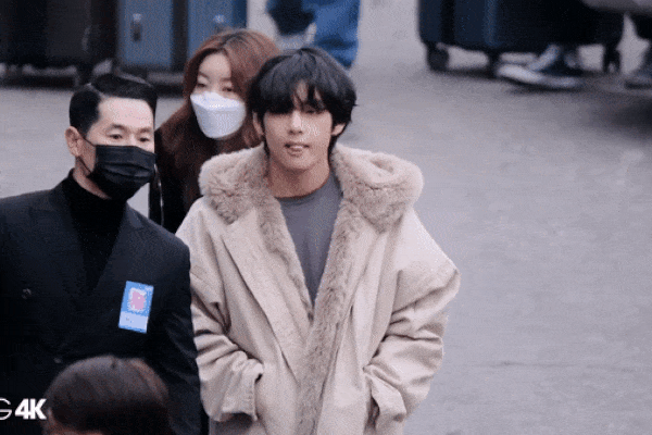 V (BTS) gây tranh cãi vì mải thả dáng mà quên đeo khẩu trang giữa mùa dịch Covid-19 đang bùng phát tại Hàn Quốc