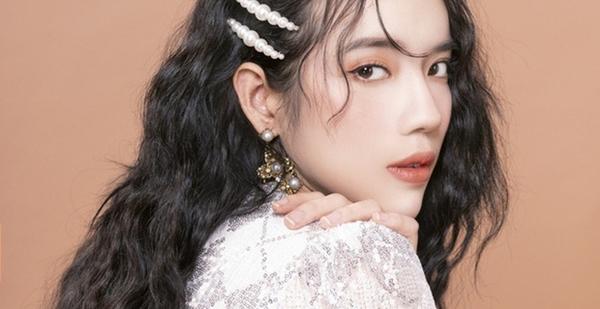 Lyly: Lyly tên thật là Nguyễn Hoàng Ly. Cô được giới trẻ yêu thích nhờ những bản cover trên Youtube. Phong cách của Lyly pha trộn giữa nữ tính và cá tính, phù hợp với nhiều thể loại âm nhạc.