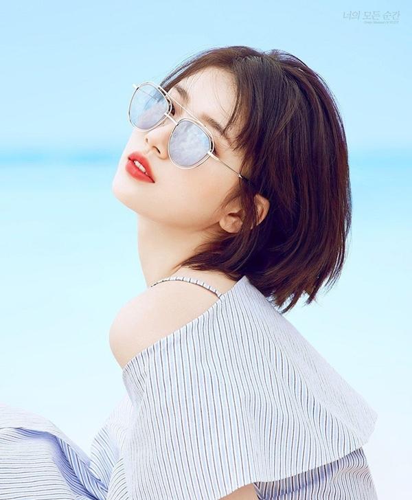 Suzy: Trong thời gian tham gia bộ phim While You Were Sleeping (Khi Nàng Say Giấc), Suzy không ngại thay đổi hình ảnh với mái tóc ngắn. Kiểu tóc bob mái mưa phù hợp với tính cách nhân vật Nam Hong Joo có phần trẻ con, nhí nhảnh. Cũng nhờ mái tóc này, nữ ca sĩ sinh năm 1994 ghi điểm với khán giả với vẻ đẹp cá tính, thời thượng hơn hẳn.