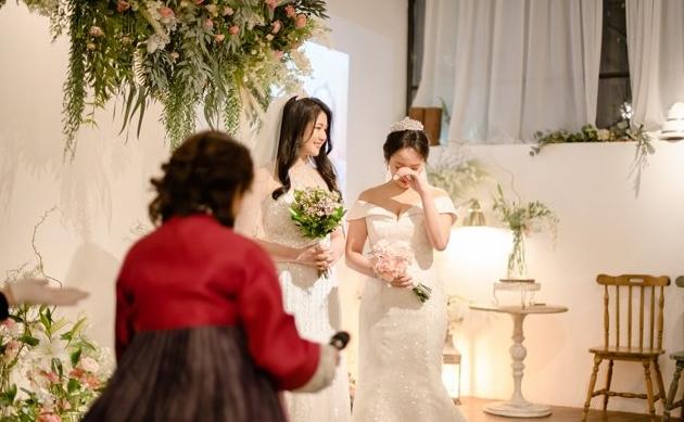 Cô dâu xúc động trong ngày cưới.