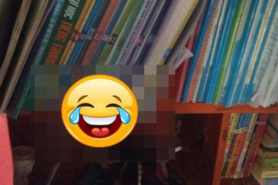 Soạn sách vở để đi học lại, nữ sinh THPT tá hỏa vì vị khách không mời trên giá sách