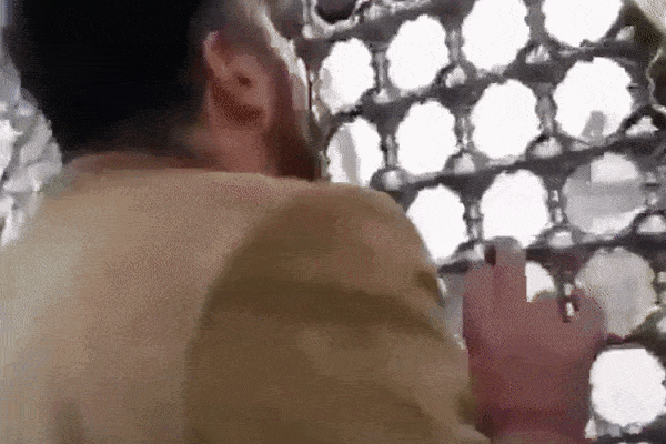 Clip: Chào nhau thời virus corona, người dân Trung Quốc thay bắt tay bằng... bắt chân-1