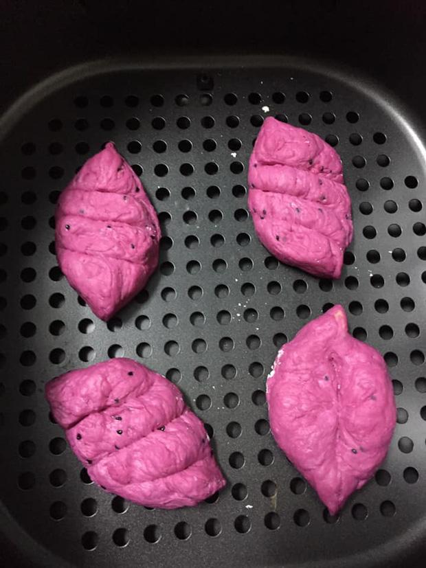 Háo hức làm bánh mì thanh long theo công thức học trên mạng nhưng khi nhìn thấy thành quả thì khiếp hồn-2