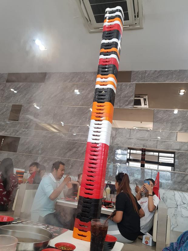 Nhìn 3s đầu tưởng cột nhà trong tiệm lẩu, đến khi ngó kỹ mới biết là tác phẩm của vị khách có sức ăn gấp 10 lần người thường-1