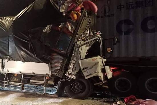TP.HCM: Xe tải tông cực mạnh vào đuôi container trên quốc lộ, 3 người chết thảm trong cabin