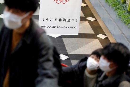 Suýt bị đánh vì ho liên tục trên tàu điện ở Nhật Bản