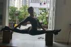 Mẹ Hồ Ngọc Hà thực hiện động tác yoga 'đỉnh như xiếc' bất chấp đã ở tuổi 63
