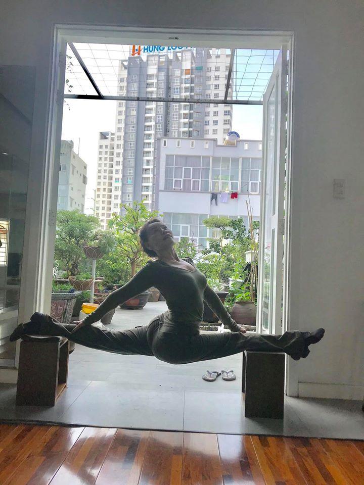 Mẹ Hồ Ngọc Hà thực hiện động tác yoga đỉnh như xiếc bất chấp đã ở tuổi 63-1