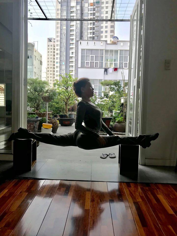Mẹ Hồ Ngọc Hà thực hiện động tác yoga đỉnh như xiếc bất chấp đã ở tuổi 63-2