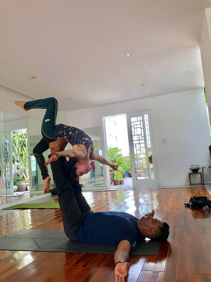 Mẹ Hồ Ngọc Hà thực hiện động tác yoga đỉnh như xiếc bất chấp đã ở tuổi 63-4