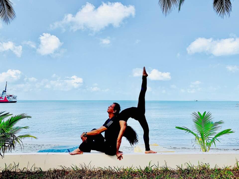 Mẹ Hồ Ngọc Hà thực hiện động tác yoga đỉnh như xiếc bất chấp đã ở tuổi 63-7