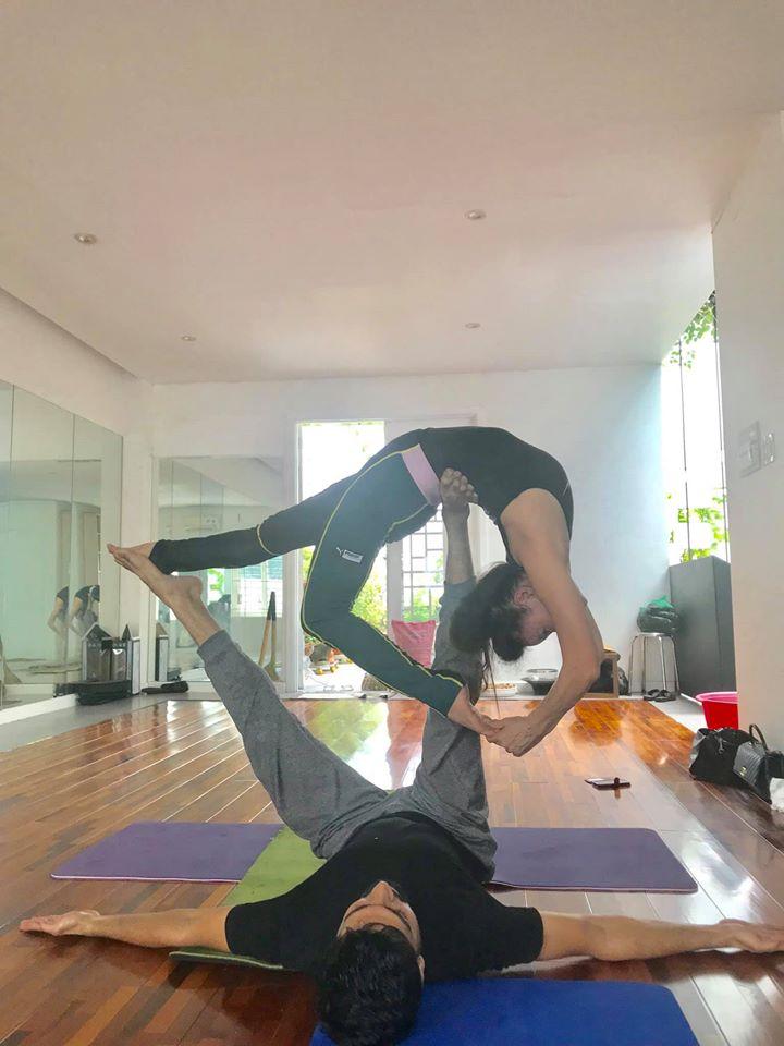Mẹ Hồ Ngọc Hà thực hiện động tác yoga đỉnh như xiếc bất chấp đã ở tuổi 63-9