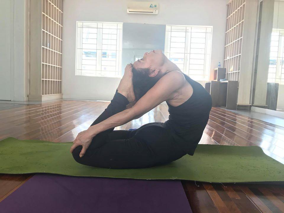 Mẹ Hồ Ngọc Hà thực hiện động tác yoga đỉnh như xiếc bất chấp đã ở tuổi 63-10
