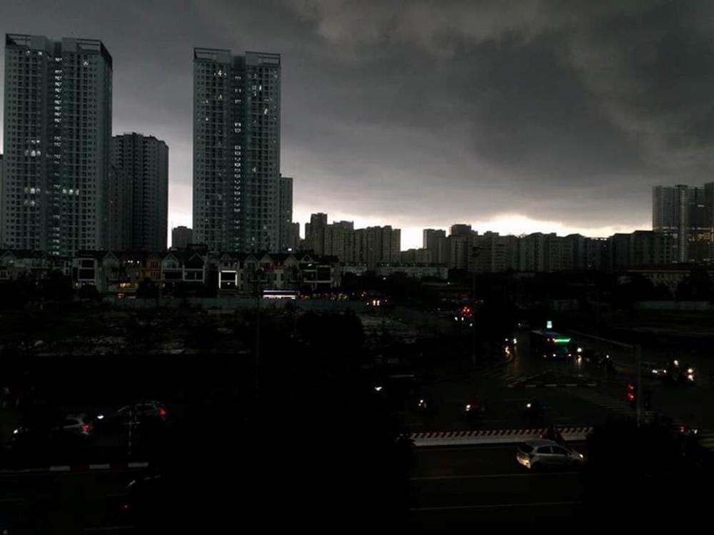 1h chiều, Hà Nội mây đen vần vũ, trời tối sầm, mưa như trút nước-2