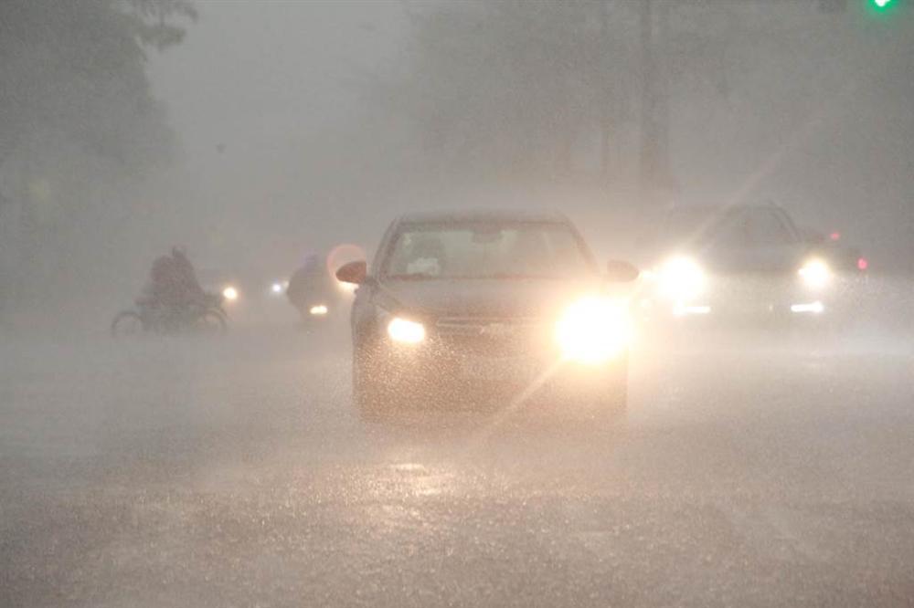 1h chiều, Hà Nội mây đen vần vũ, trời tối sầm, mưa như trút nước-10