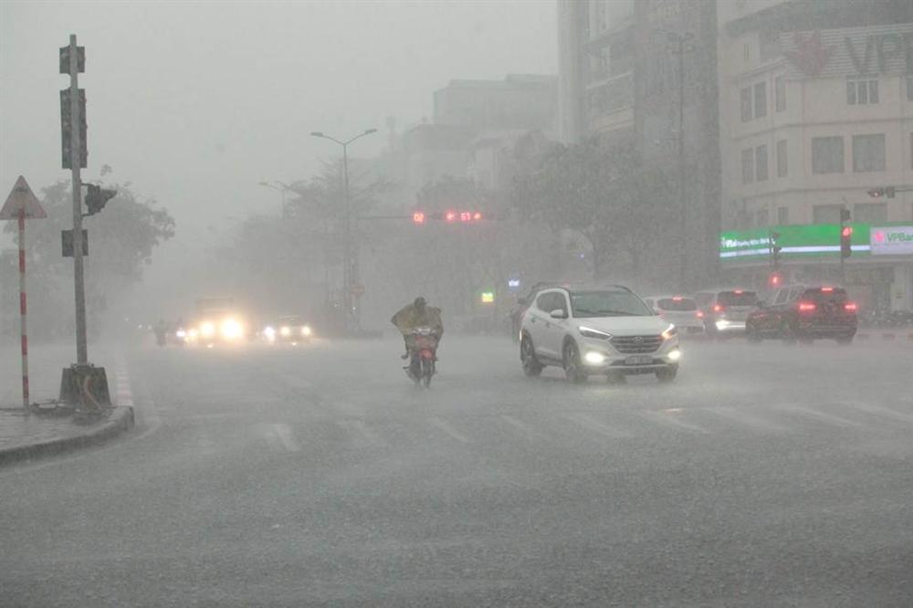 1h chiều, Hà Nội mây đen vần vũ, trời tối sầm, mưa như trút nước-11