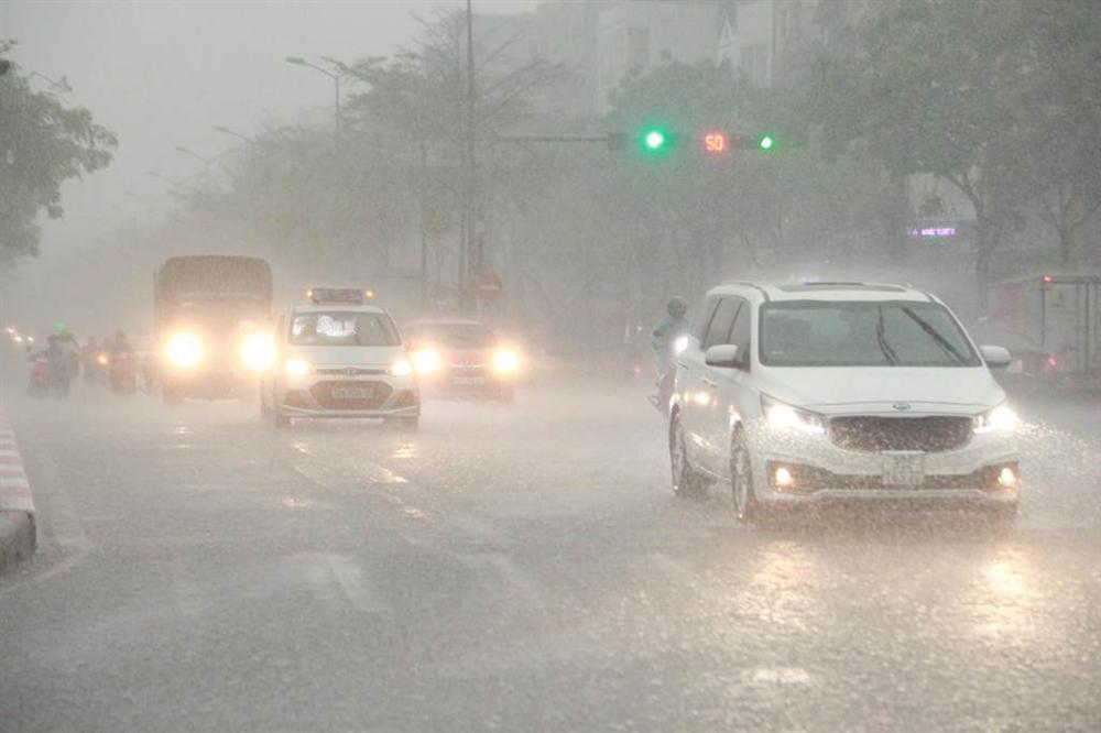 1h chiều, Hà Nội mây đen vần vũ, trời tối sầm, mưa như trút nước-12