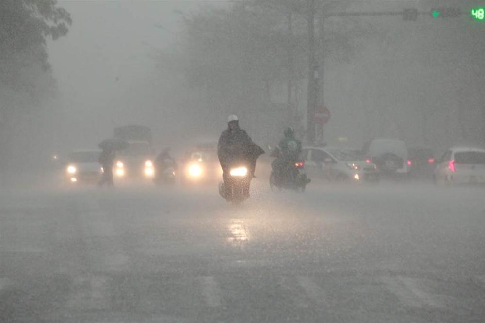 1h chiều, Hà Nội mây đen vần vũ, trời tối sầm, mưa như trút nước-13