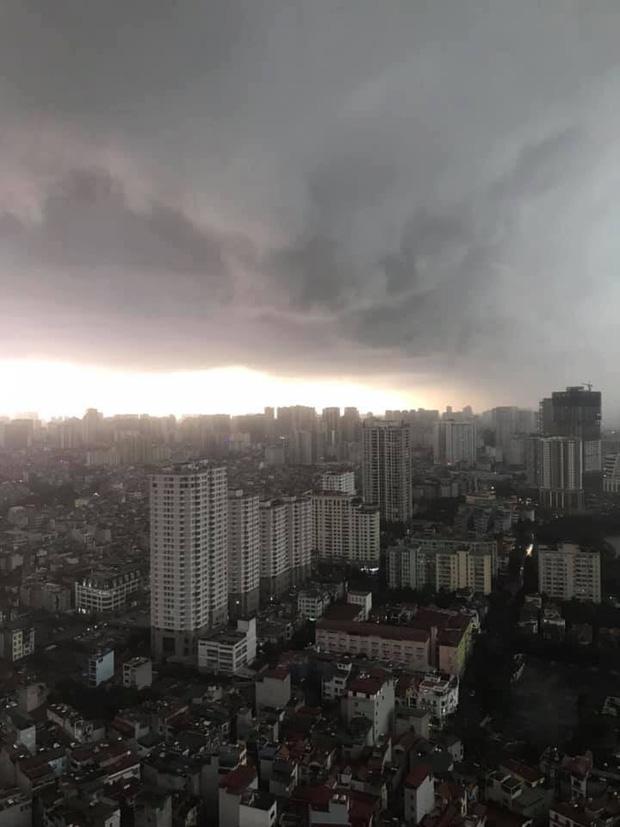 1h chiều, Hà Nội mây đen vần vũ, trời tối sầm, mưa như trút nước-5
