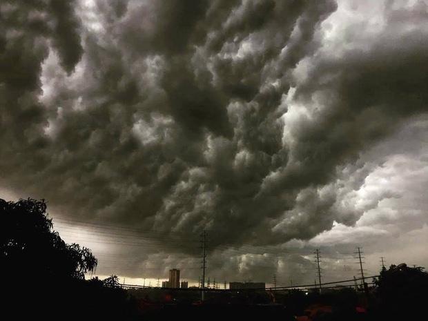 1h chiều, Hà Nội mây đen vần vũ, trời tối sầm, mưa như trút nước-4