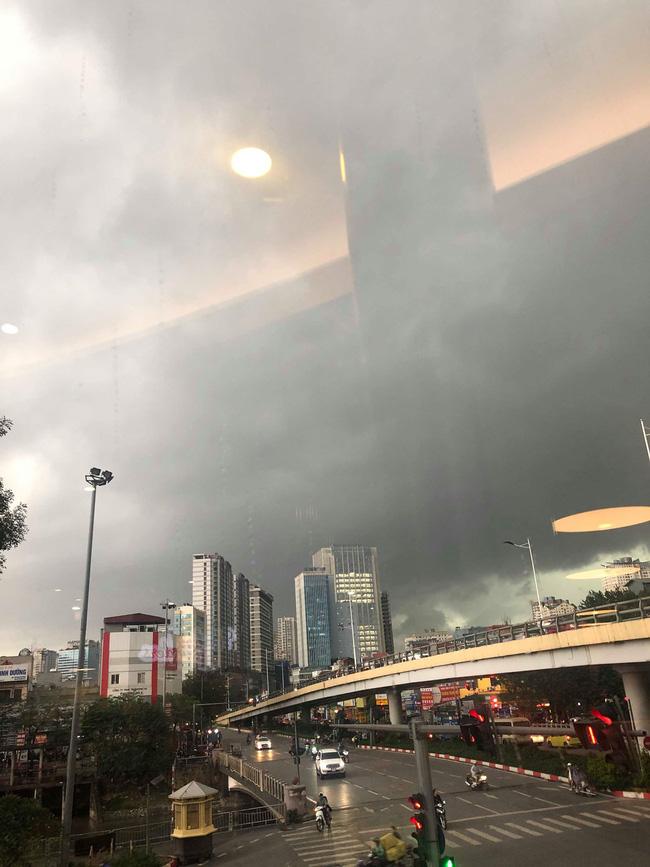 1h chiều, Hà Nội mây đen vần vũ, trời tối sầm, mưa như trút nước-6