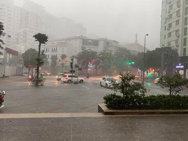 1h chiều, Hà Nội mây đen vần vũ, trời tối sầm, mưa như trút nước-8