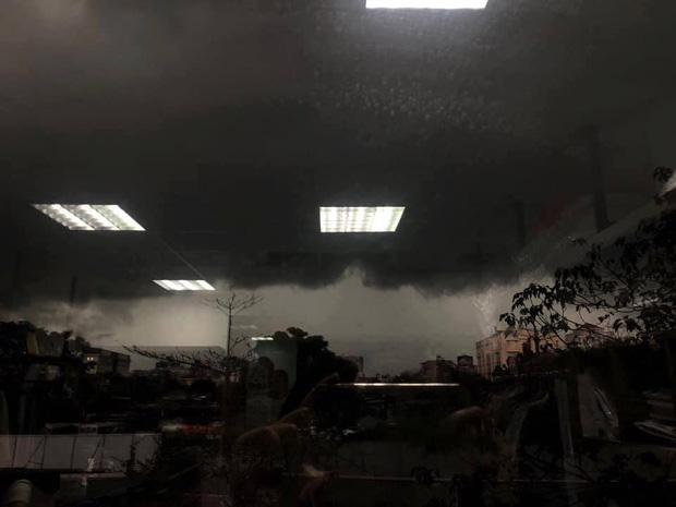 1h chiều, Hà Nội mây đen vần vũ, trời tối sầm, mưa như trút nước-1