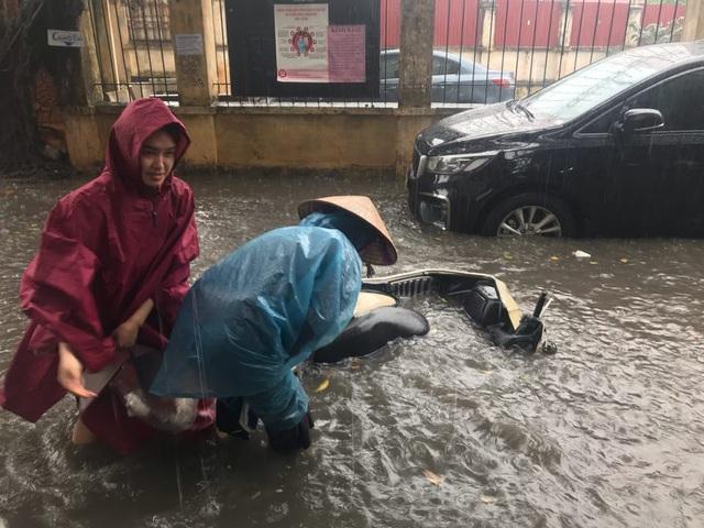 1h chiều, Hà Nội mây đen vần vũ, trời tối sầm, mưa như trút nước-18