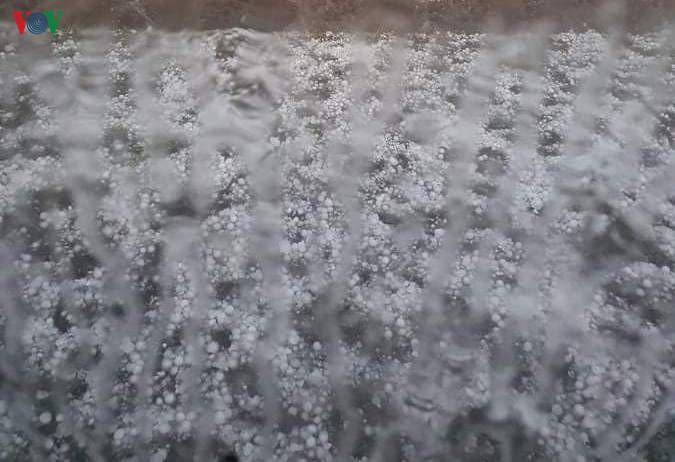 Sapa: Mưa đá to bằng viên bi phủ trắng đường như tuyết, ào ào tràn vào nhà dân-7