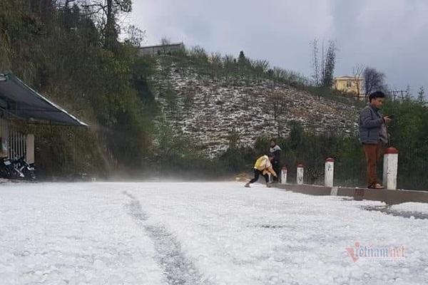 Sapa: Mưa đá to bằng viên bi phủ trắng đường như tuyết, ào ào tràn vào nhà dân-10